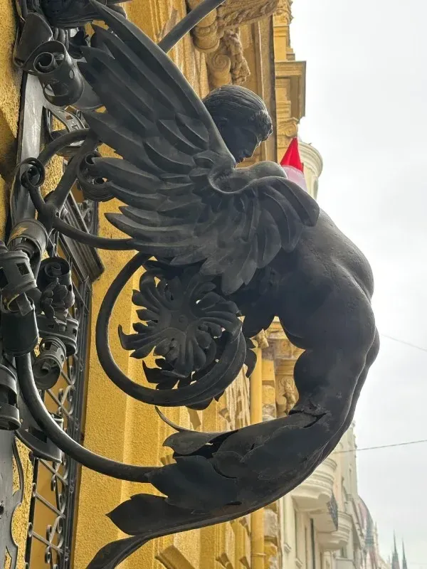Ängelskulptur på en husfasad